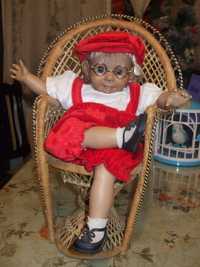 chlopiec lalka w fotelu kolekcjonerska