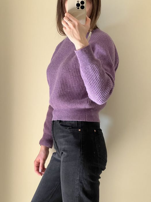 Вовняний короткий ліловий светр