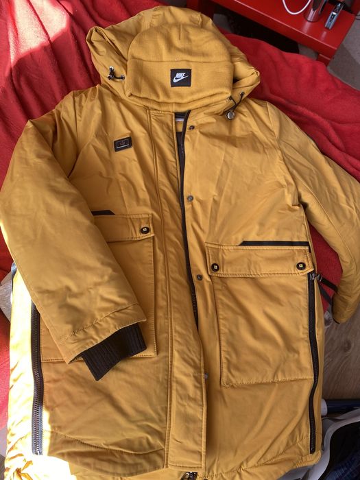 Жіночка парка горчичного кольору