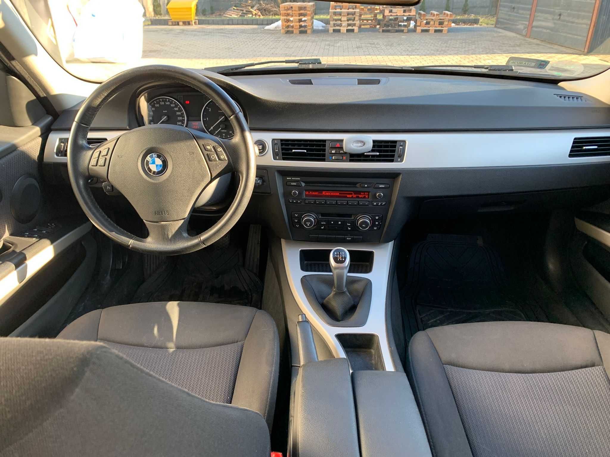 BMW Seria 3 318i E90
