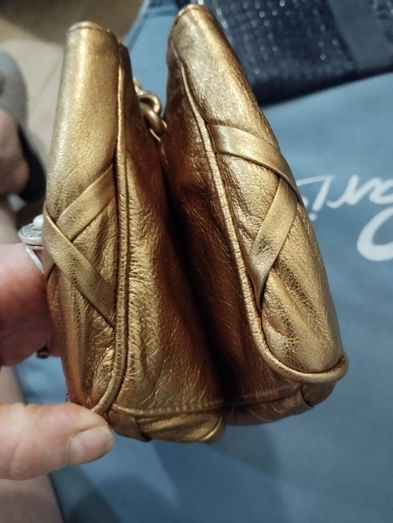Золотая  кожаная сумочка Dolce Gabbana