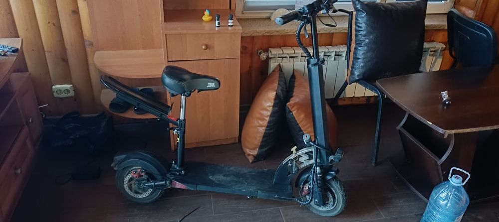 Електросамокат в гарному стані