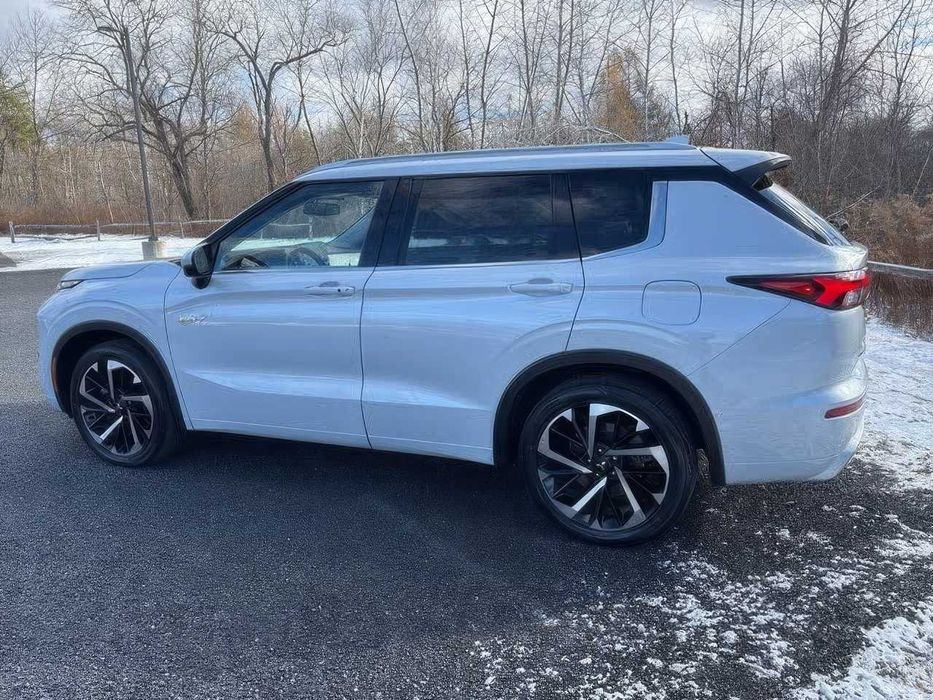 Mitsubishi Outlander Hybrid Plug-in      2023