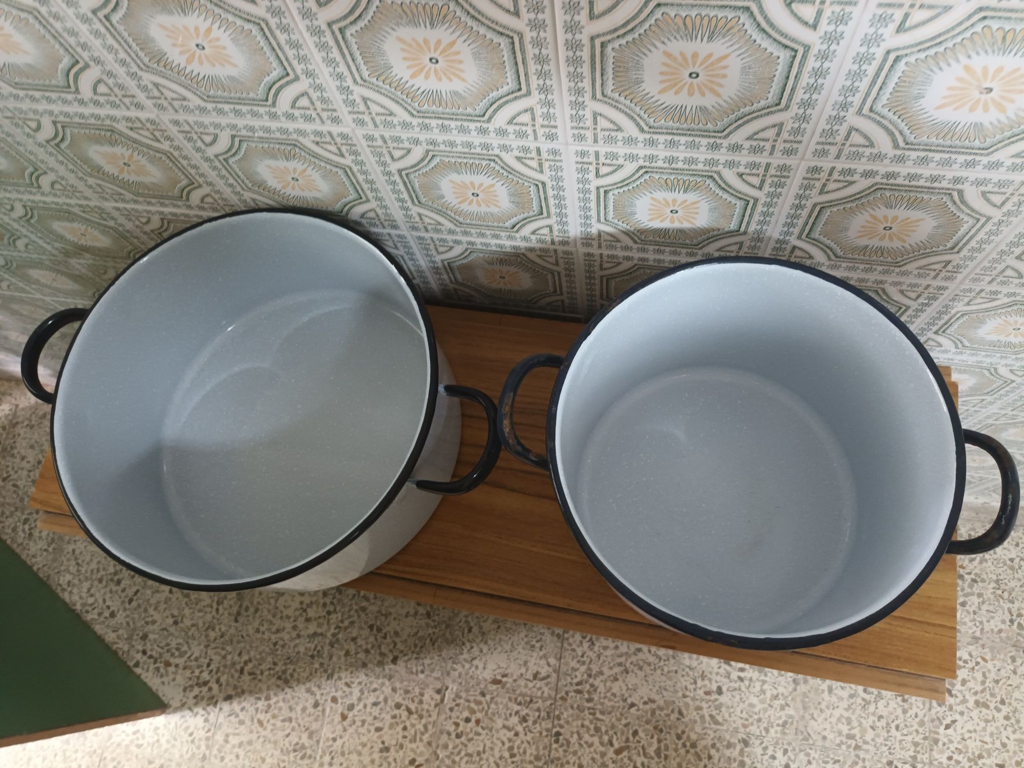 Uma panela e um tacho em esmalte