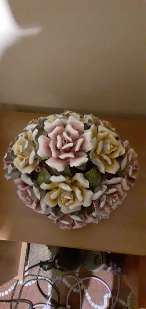 Koszyk porcelanowych róż Capodimonte