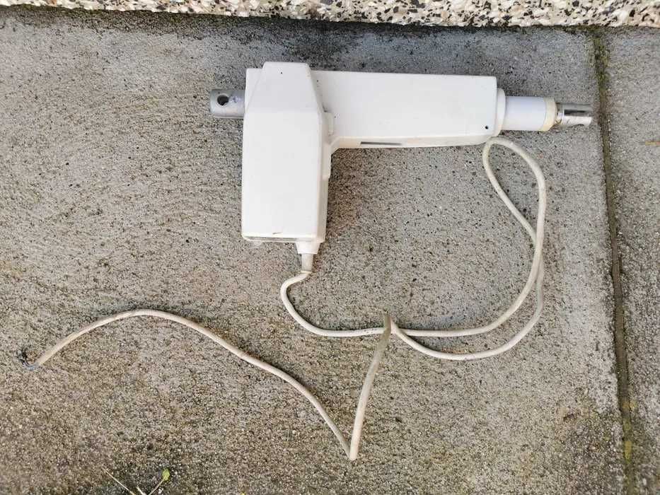 Siłownik elektryczny Linak do bramy podnośnik 12/24V 4000N IP51