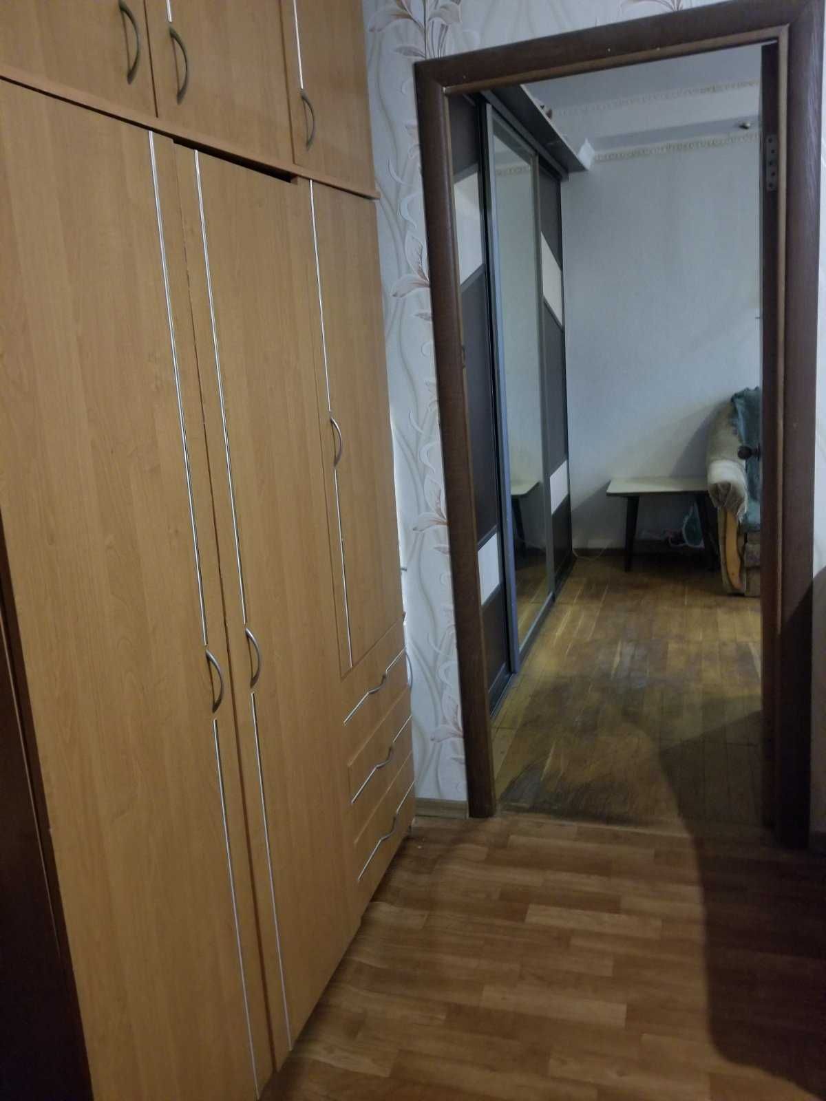 Продам  2 комнатную, метро Черниговская,ул.Карбышева , 18-А