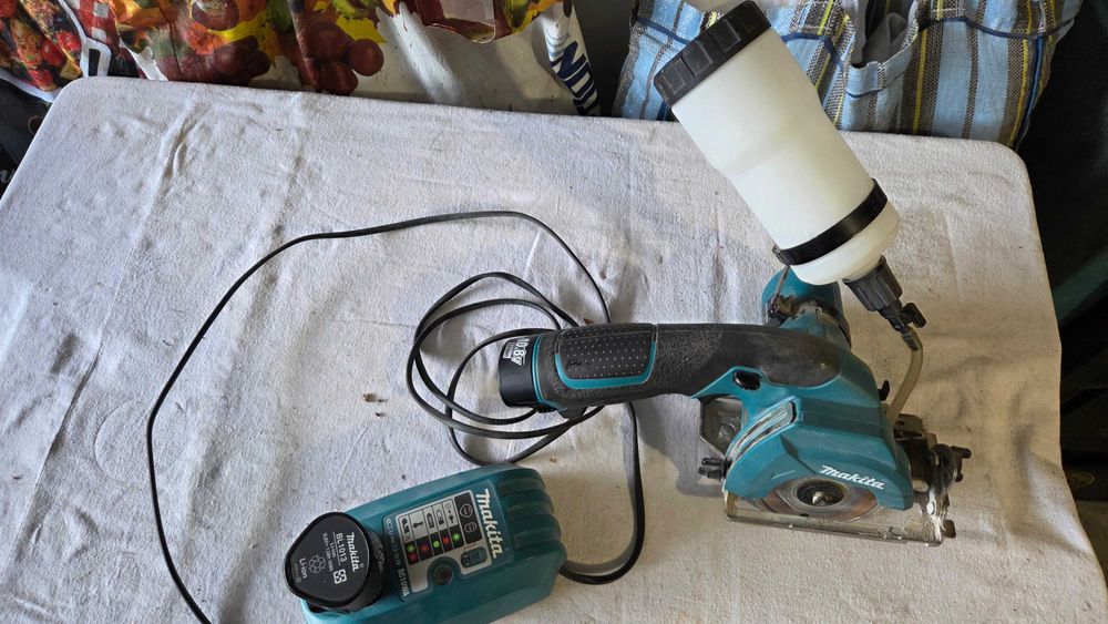 Piła do cięcia glazury na mokro Makita CC300D 10.8V