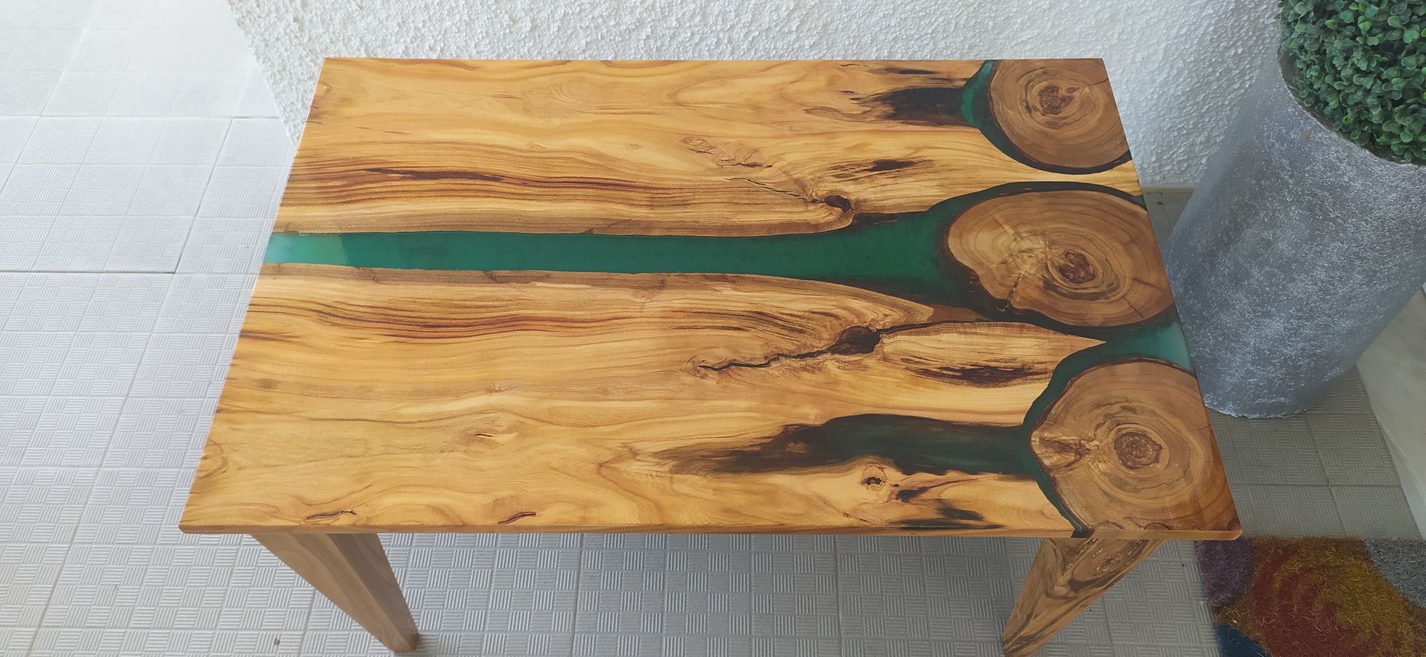 Mesa de centro em madeira maciça de cerejeira com epoxy