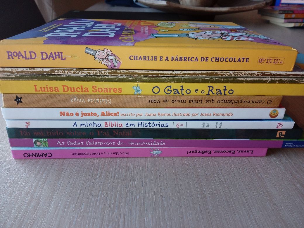 Vários livros infantis