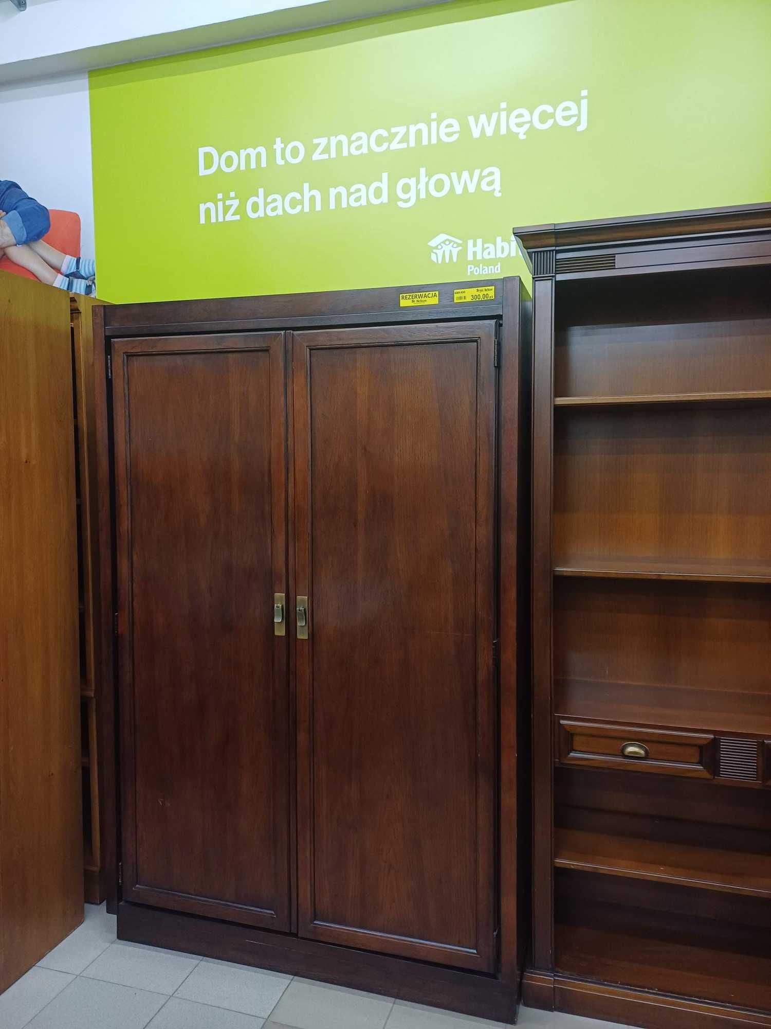 Meble używane - Solidna szafa z ciemnego drewna – pojemna i stylowa!