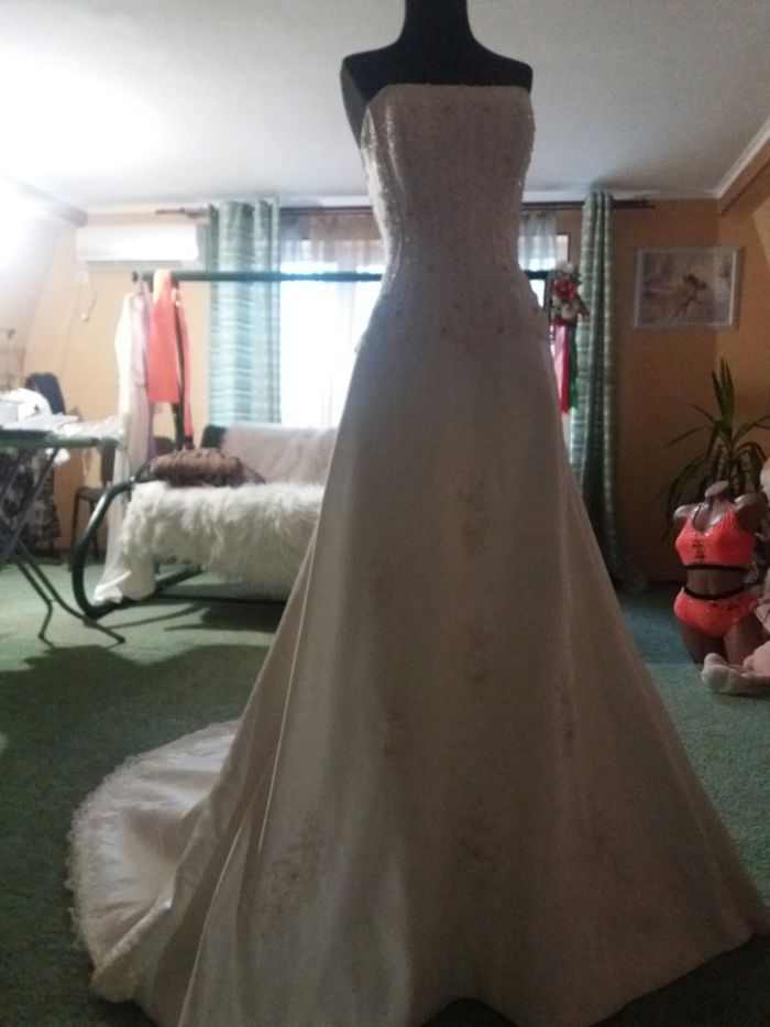 Цена снижена! Продам свадебное платье со съемным шлейфом.