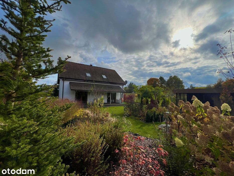 Dom z pięknym ogrodem z podziałem na dwa mieszkania w centrum Łęgajn.