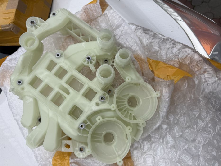 Бачок паук .помпа .Tesla 3.Y. 1613703-00-В..