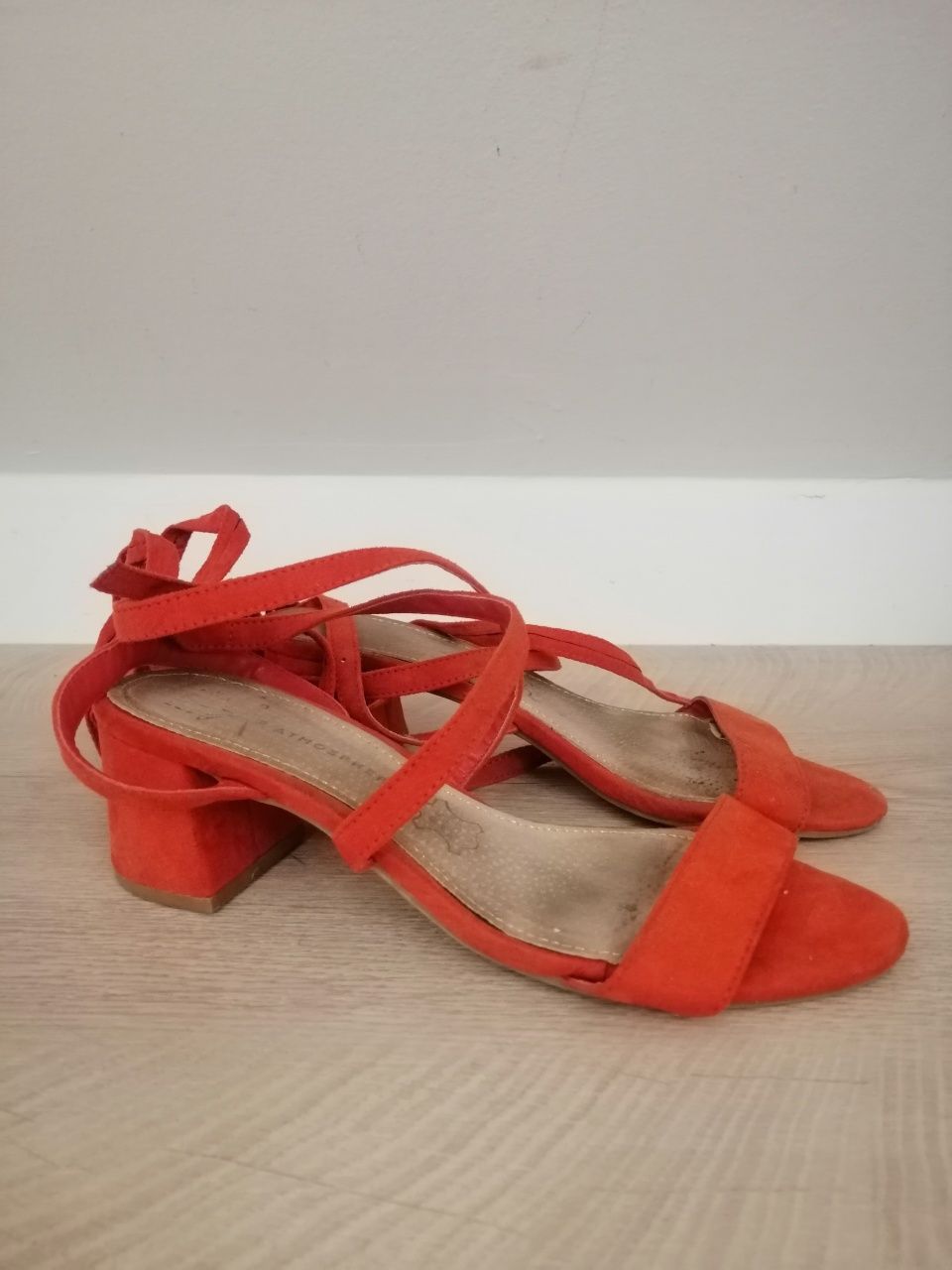 Pomarańczowe sandały na słupku wiązane