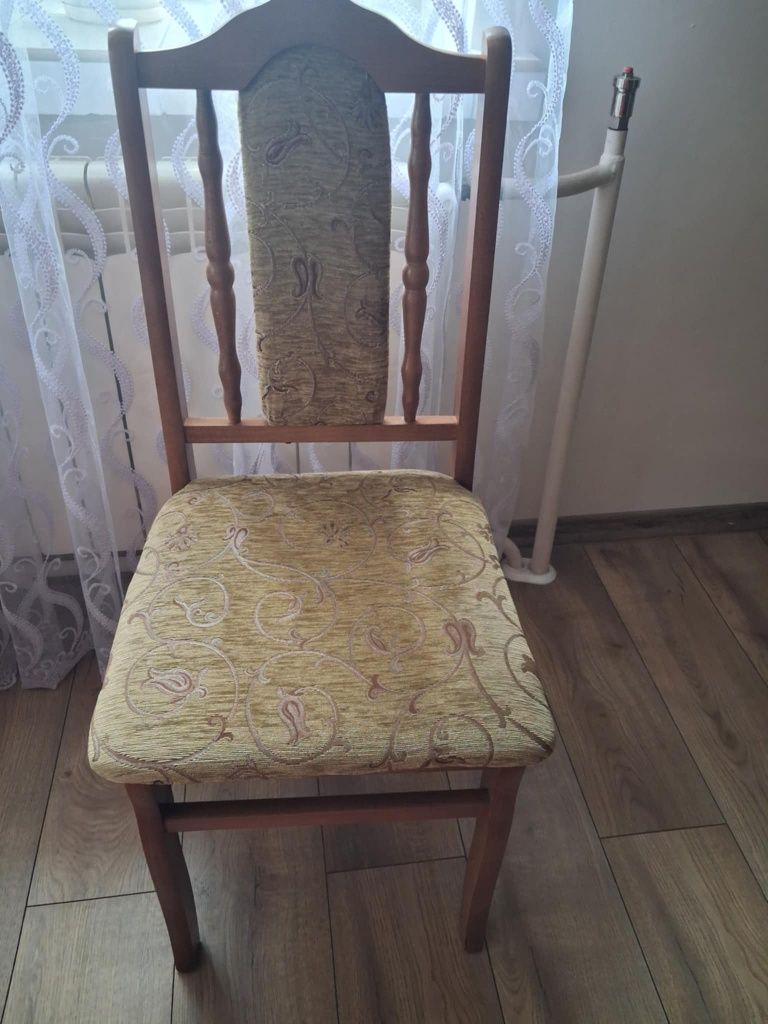 Komplet stół+6 tapicerowanych krzeseł.