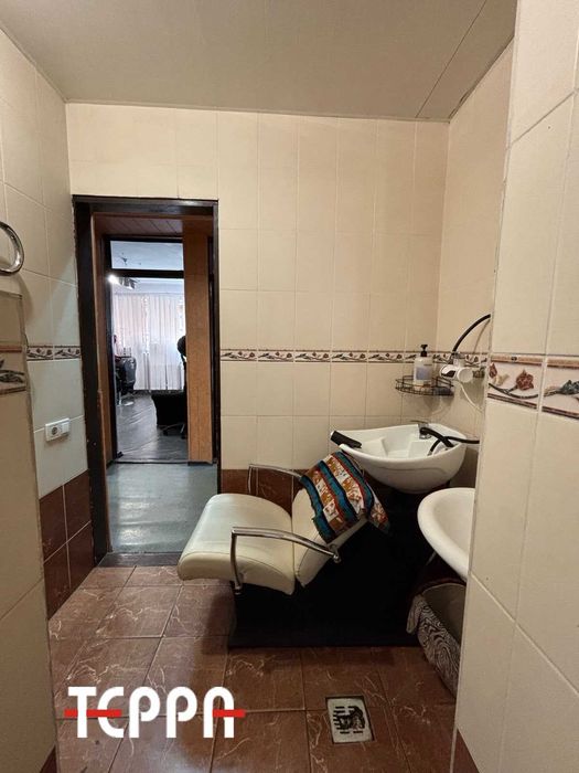 Продаж 2-кімнатної повнометражної квартири під салон краси