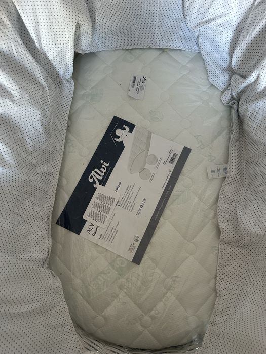 Wiklinowy kosz mojzesza z baldachimem na kolkach