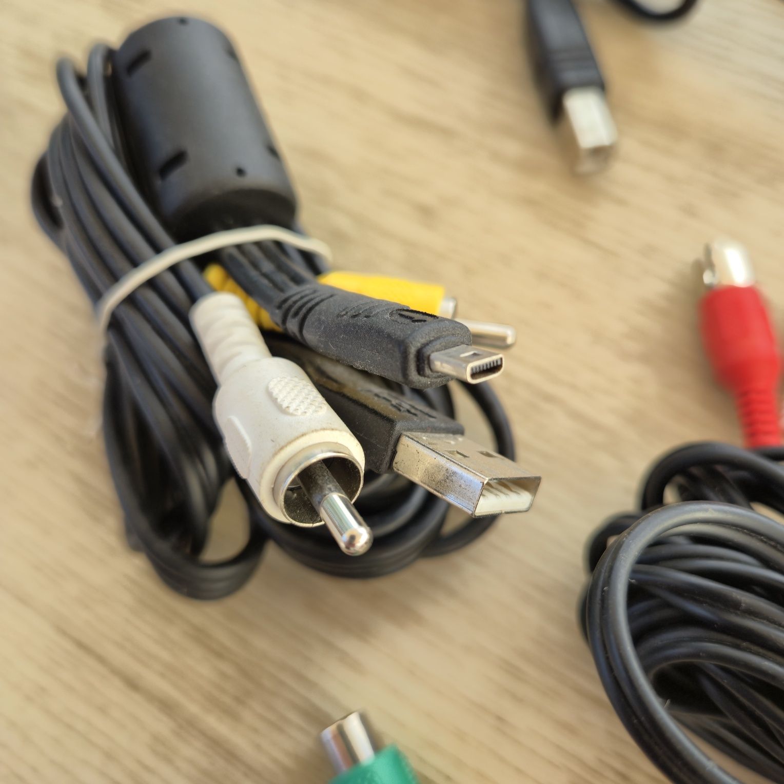 Набір кабелів
USB-micro USB 
3 RCA- 3 RCA
