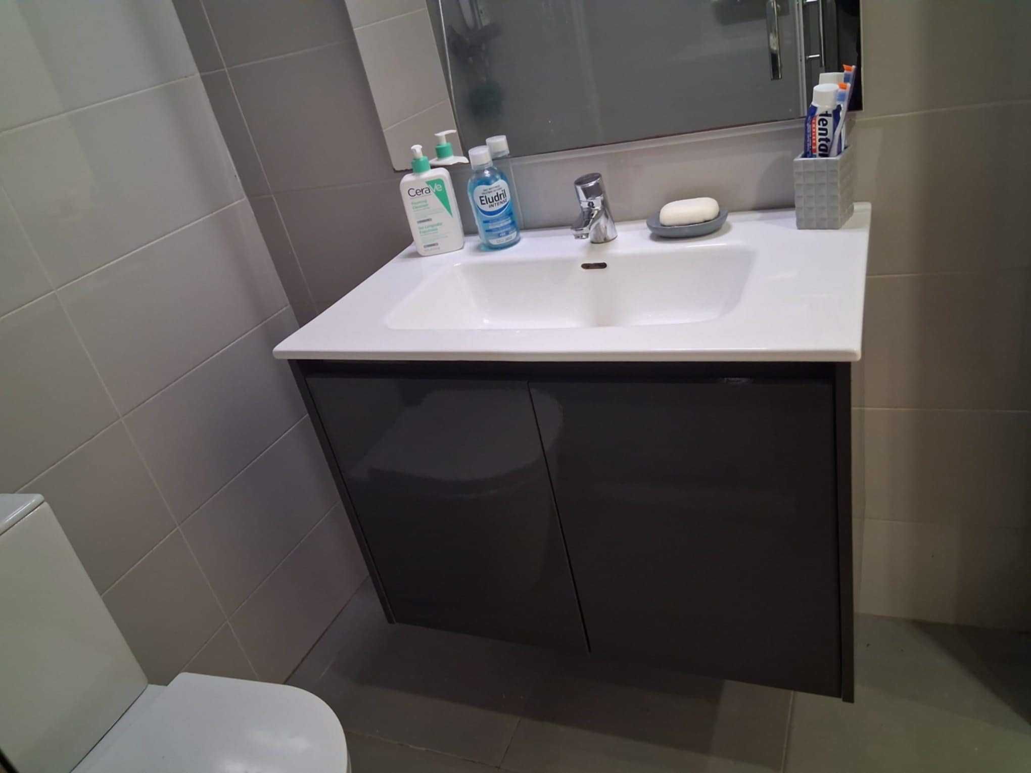 Quarto Moscavide linha vermelha janela interior so meninas Girls only