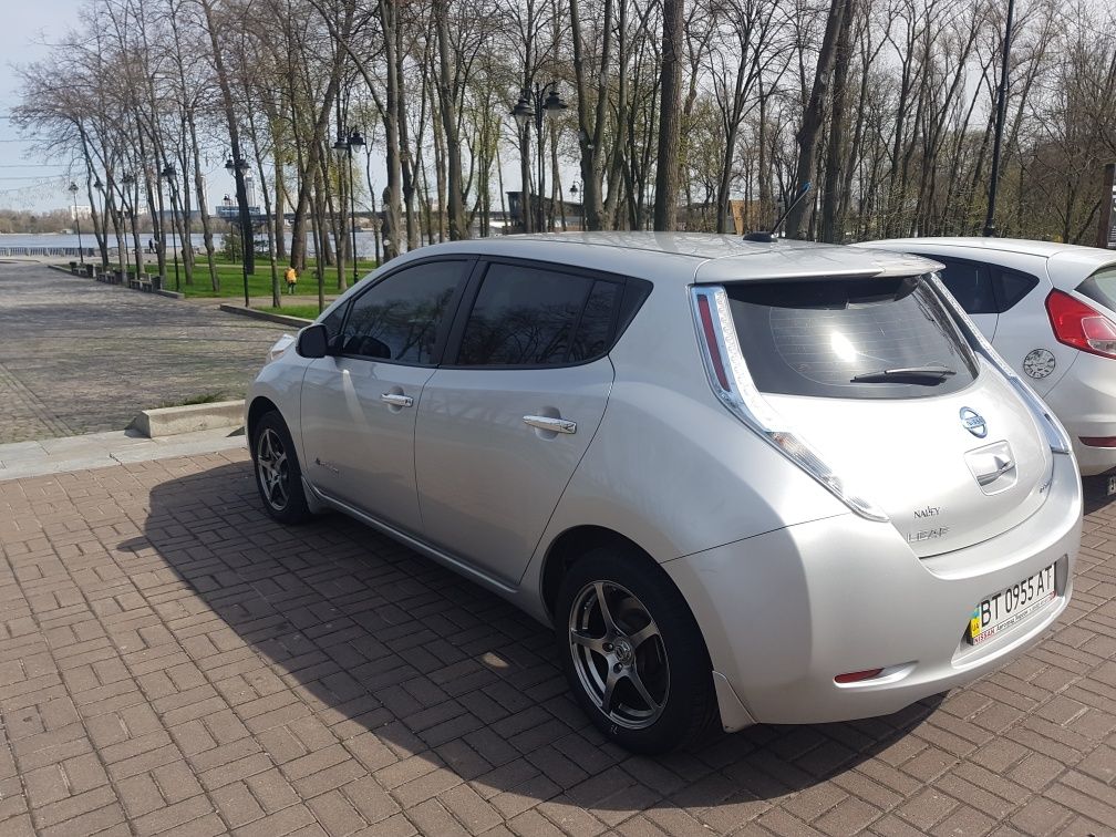 Продам Nissan Leaf