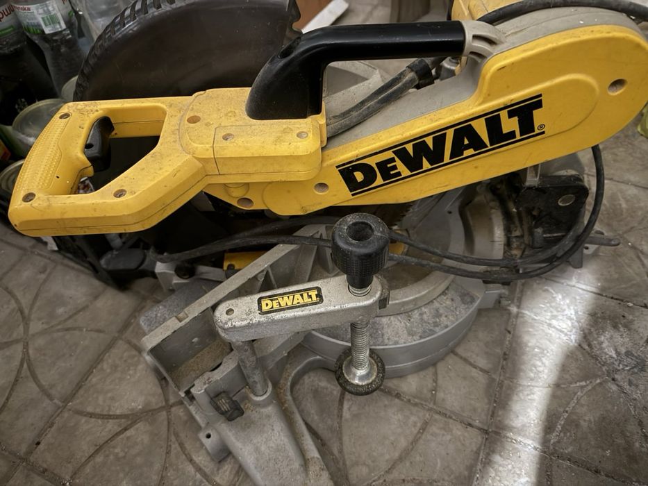Торцовочная пила с двойным наклоном DeWalt DW716
