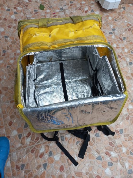 Mochila  da glovo  com marcas de uso .