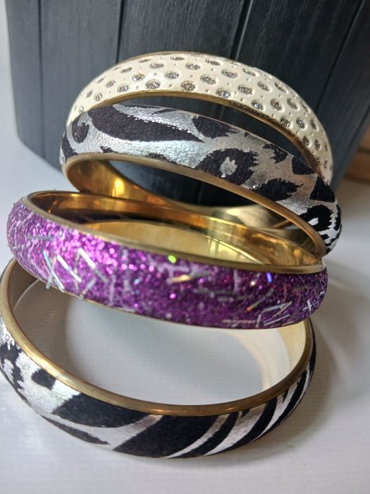 Braceletes novos