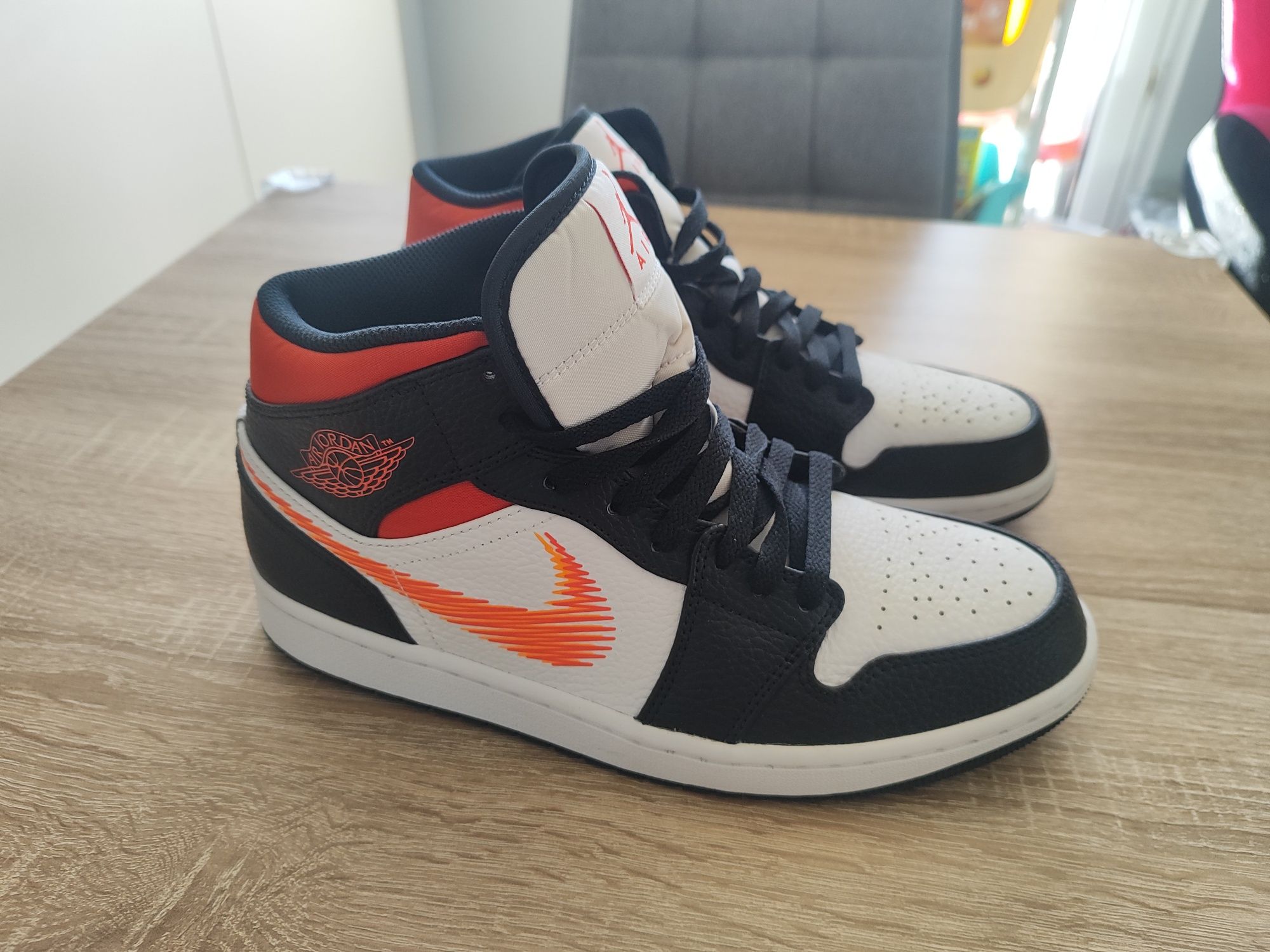 Nowe oryginalne buty Jordan 1 Mid