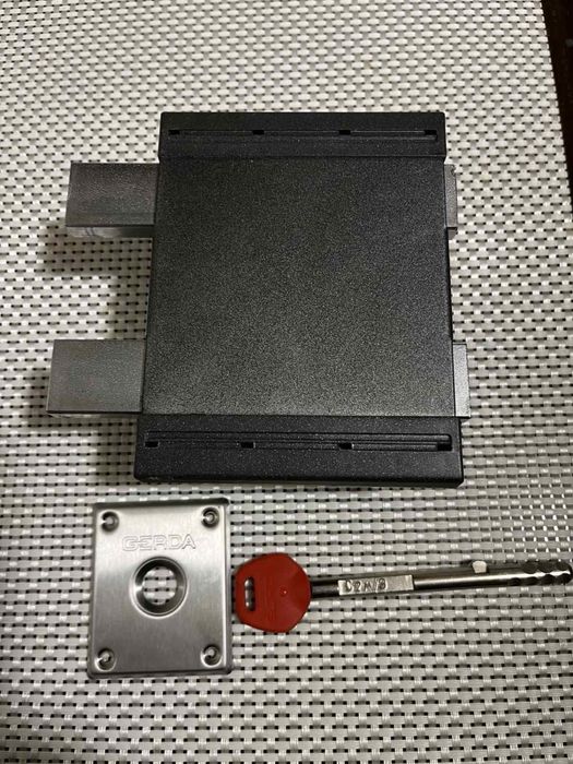 Замок накладний на двері Gerda