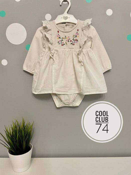 Urocza biała sukienka z body w kwiatki z falbanką Cool Club r.74