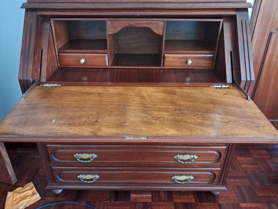 Escrevaninha mogno e estante