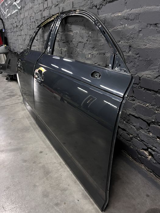 Двері передні праві задні праві audi A4 B9 16-19 рок LX7L X7L й інші