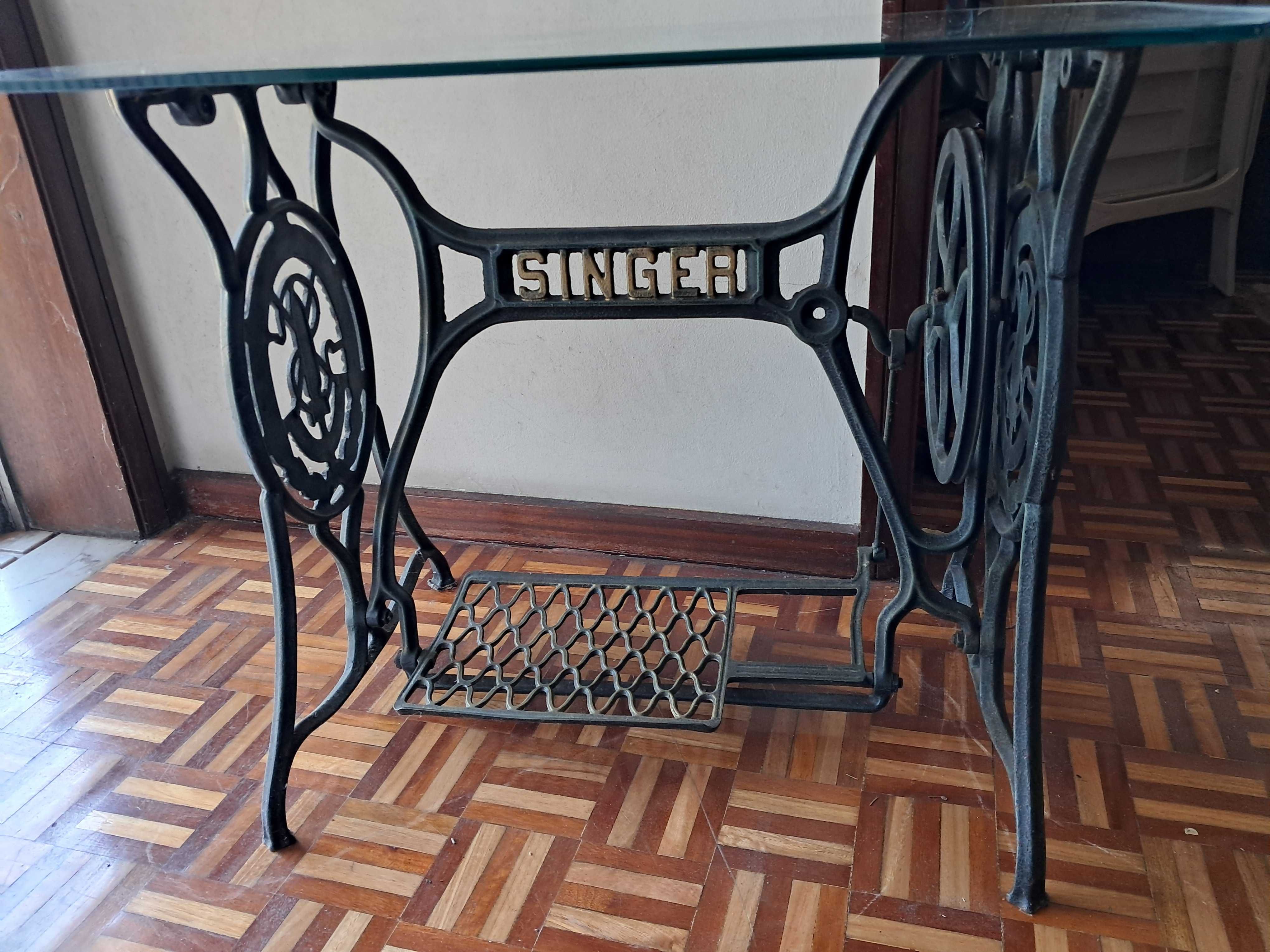 Mesa em vidro com suporte de máquina costura Singer