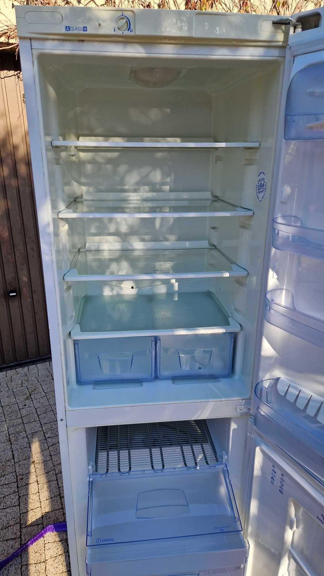 Lodówka Indesit Graffiti Biała