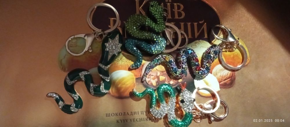 Подарок змея брелок камни  шикарний зеленая
