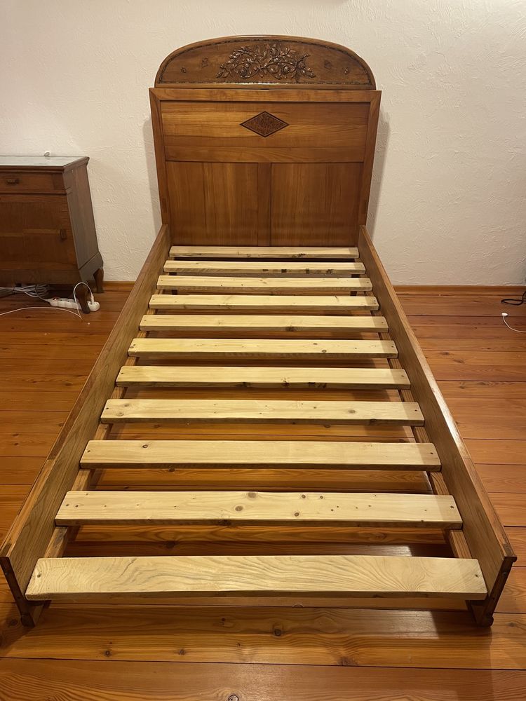 Zabytkowe drewniane łóżko