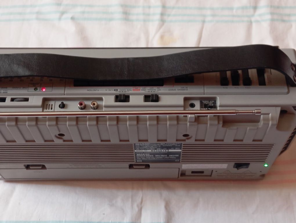 Продам магнитолу Sharp WQ-T251