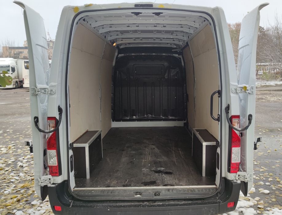 Wynajem lub wypożyczenie auta dostawczego busa Renault Master  L3H2