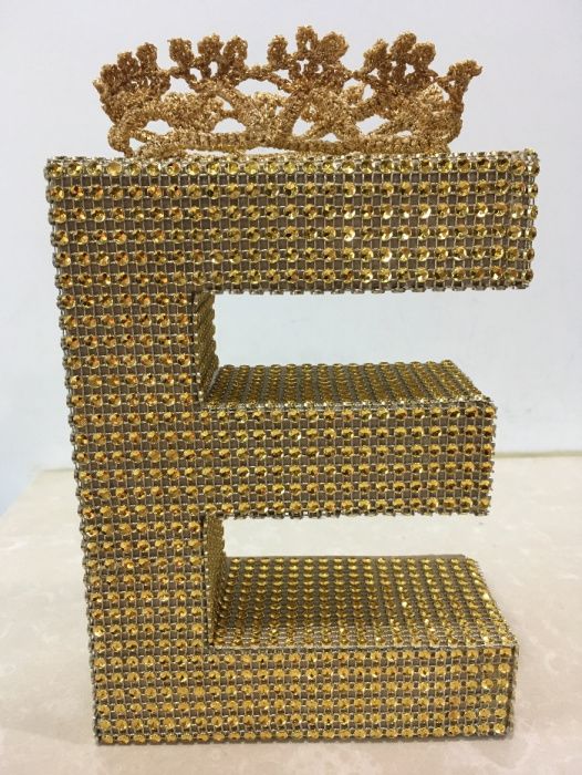 Letras douradas e coroadas