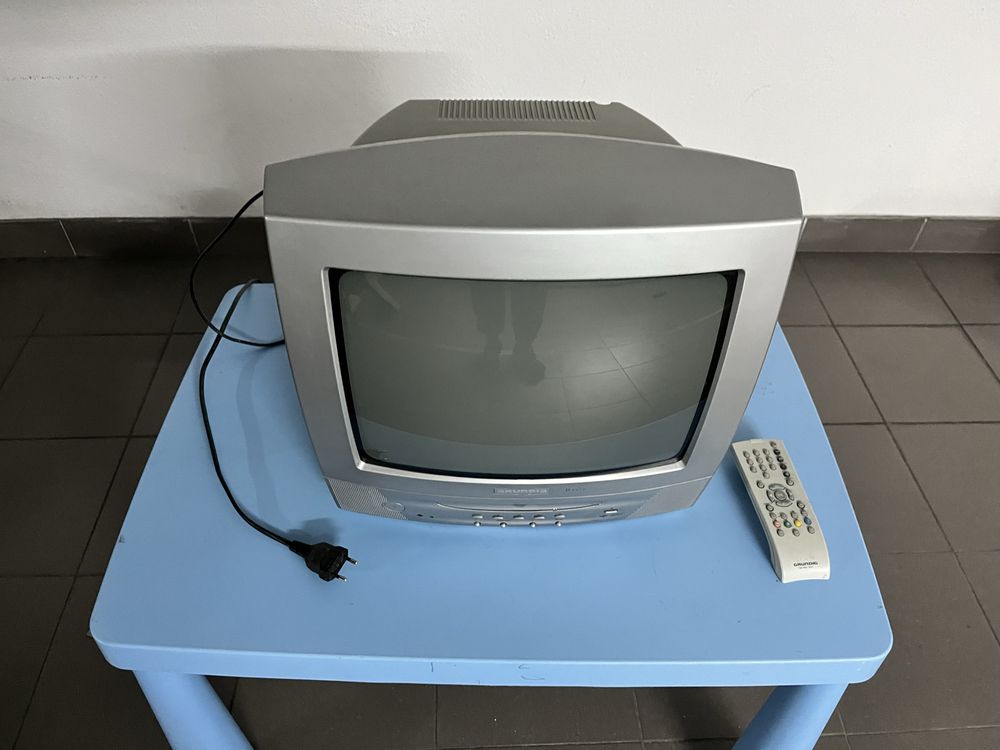 TV Antiga a Cores Com Leitor DVD