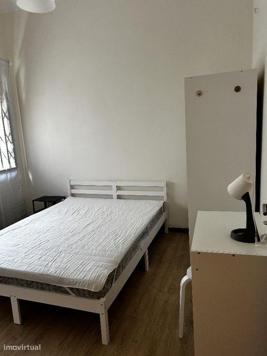 790036 - Quarto com cama de casal em casa com 5...