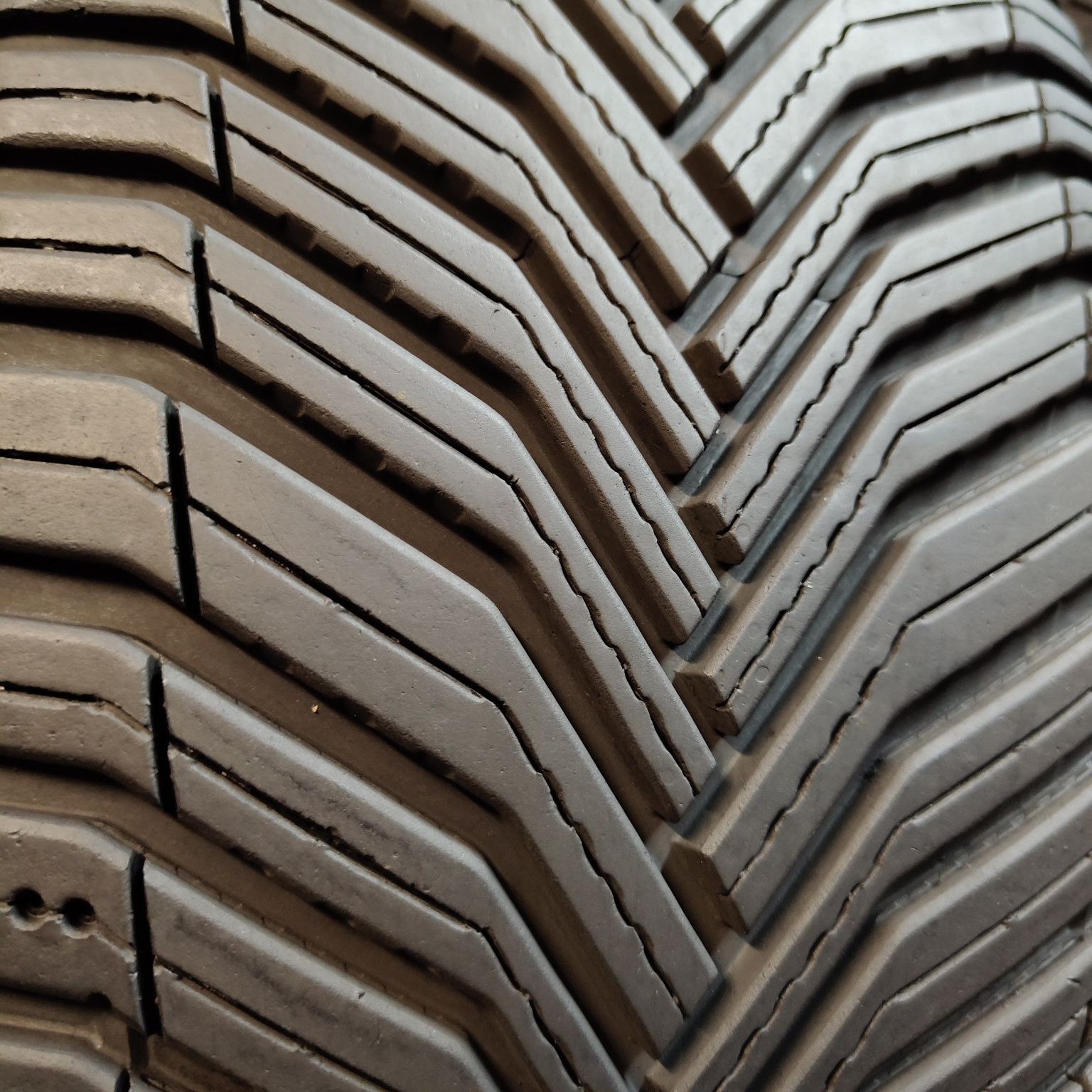 235/50/19 XL Sprzedam parę opon całorocznych Michelin