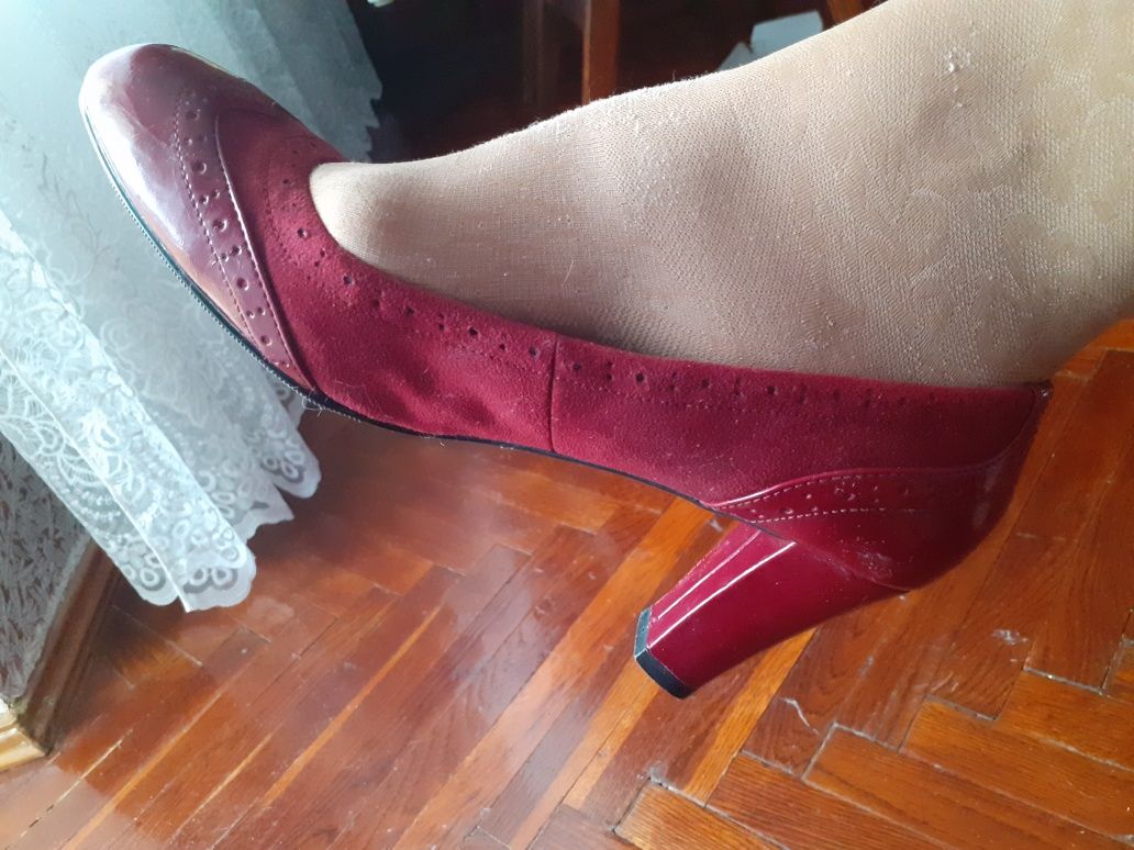 Туфлі жіночі вживані, в гарному стані, замшеві, бордового кольору,.
