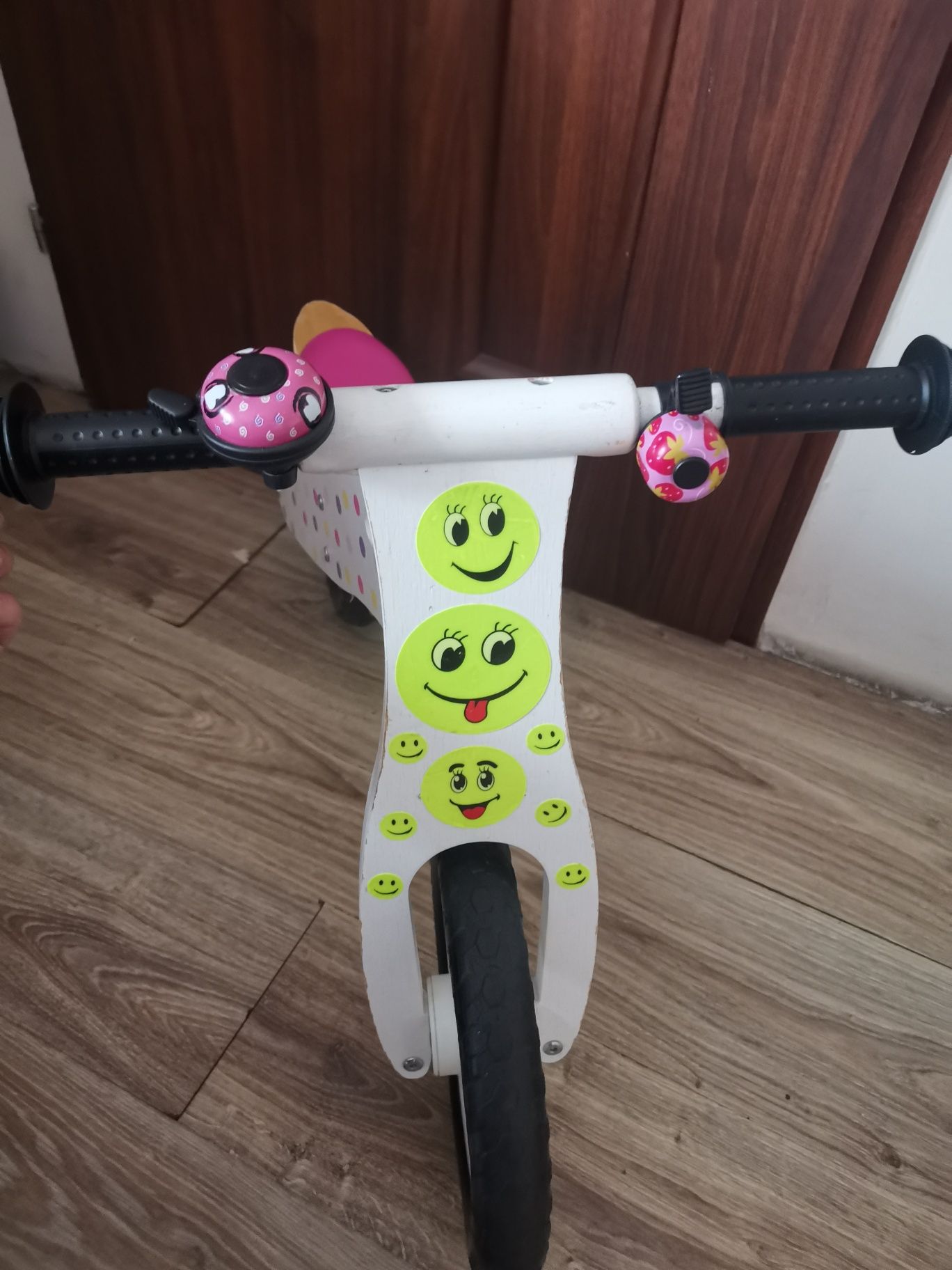 Rowerek biegowy drewniany dla dziewczynki