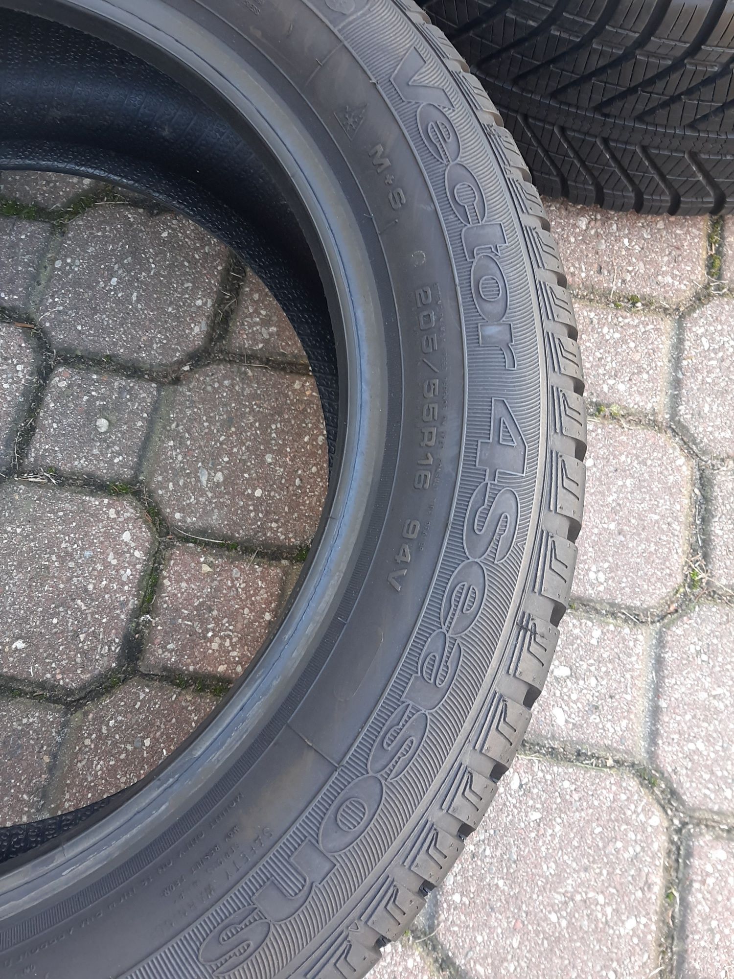 4x Opony zimowe 205/55/16 GoodYear Vector4Sasons/ 7mm / 2018r