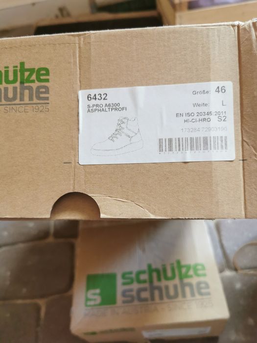 Buty przy drogach asfaltu asfalt jak i papy