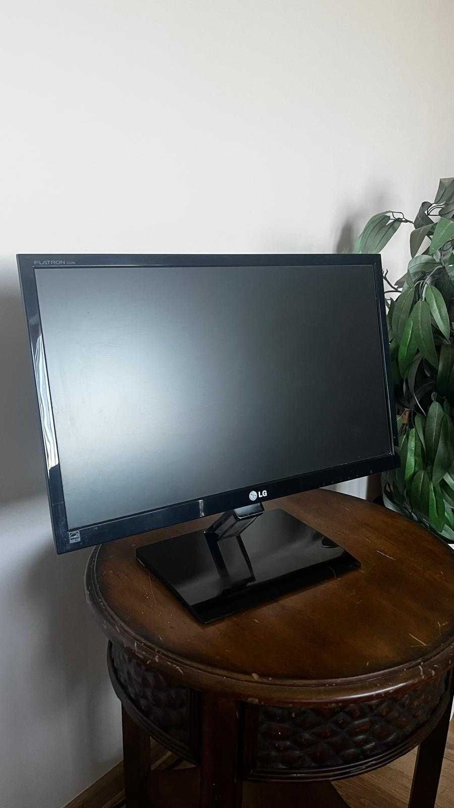 Monitor LG Flatron E2260 - 22 cale, VGA, stan bardzo dobry