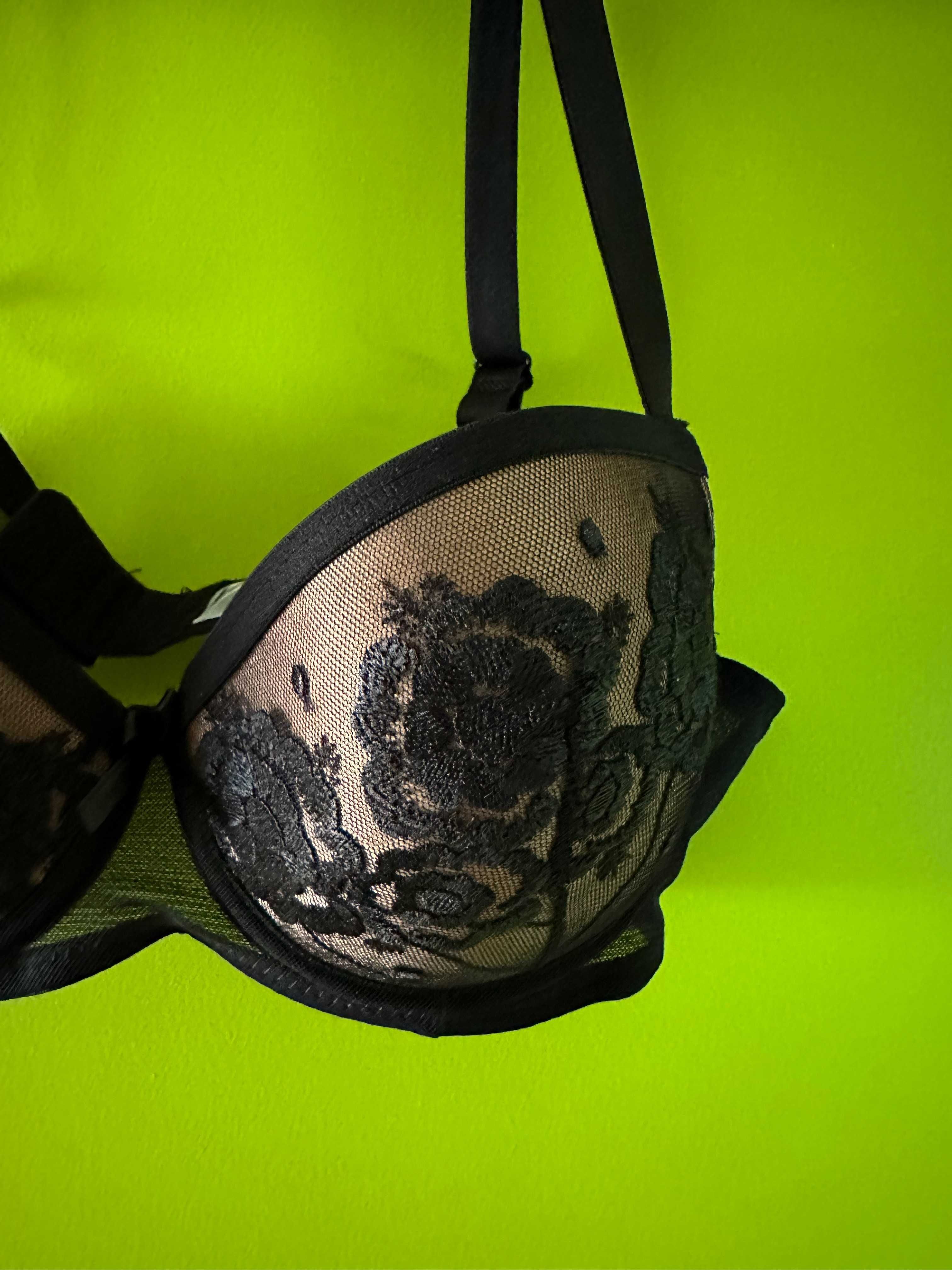 Biustonosz na fiszbinach, Love and Bra Royale