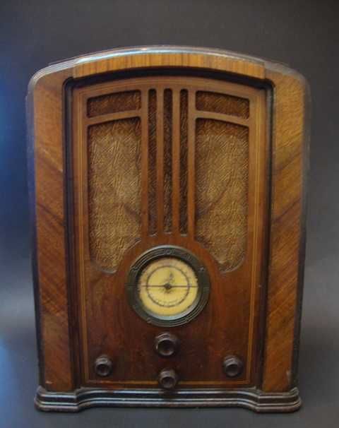 Rádio a válvulas antigo